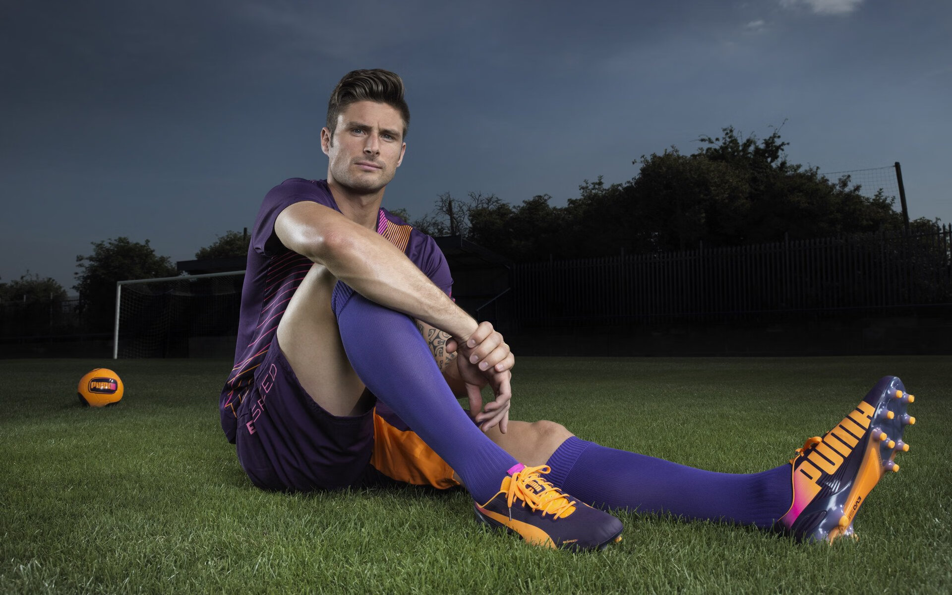 爱游戏-巴黎圣日尔曼正式官宣新援加盟，豪门再补强，巴黎圣日尔曼全队合照