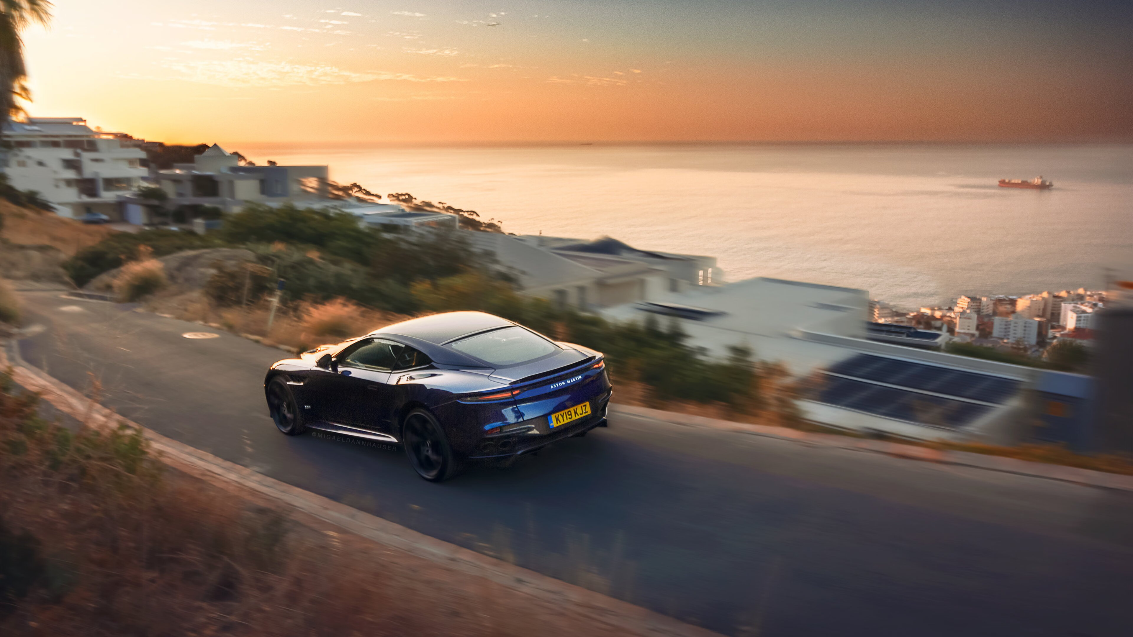 爱游戏官方网站-激烈较量！两队球员将在赛场上拼尽全力，两名进攻球员面对门将